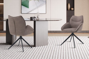 Stoel Mahi Draaibaar Peper Stof: Twee draaibare eetkamerstoelen in peperkleurige stof in een moderne setting.