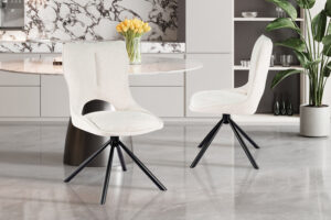 Eetkamerstoel Mori Beige Draaibaar | Nieuwe Sfeer: Beige draaibare eetkamerstoel met zwarte poten.