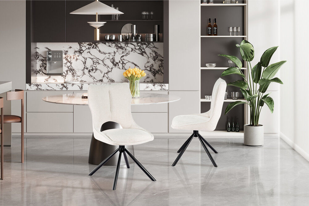 Eetkamerstoel Mori Beige Draaibaar | Nieuwe Sfeer: Beige draaistoel met zwarte poten in een moderne keuken.
