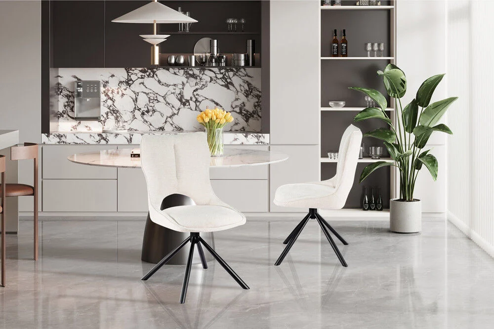 Eetkamerstoel Mori Beige Draaibaar | Nieuwe Sfeer: Beige draaistoel met zwarte poten in een moderne keuken.