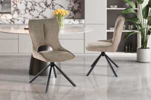 Eetkamerstoel Mori Peper Draaibaar: stijlvolle draaibare stoel in een moderne keuken setting.