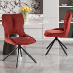 Eetkamerstoel Mori Rood Draaibaar: Rode stoffen eetkamerstoel met zwarte draaipoot voor een nieuwe sfeer.