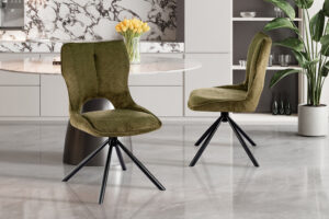 Eetkamerstoel Mori Groen Draaibaar: Groene eetkamerstoel met zwarte draaipoot in een moderne setting.