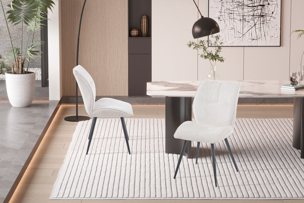 Eetkamerstoel Faye Ecru Stof: Twee stoffen eetkamerstoelen op een gestreept vloerkleed.