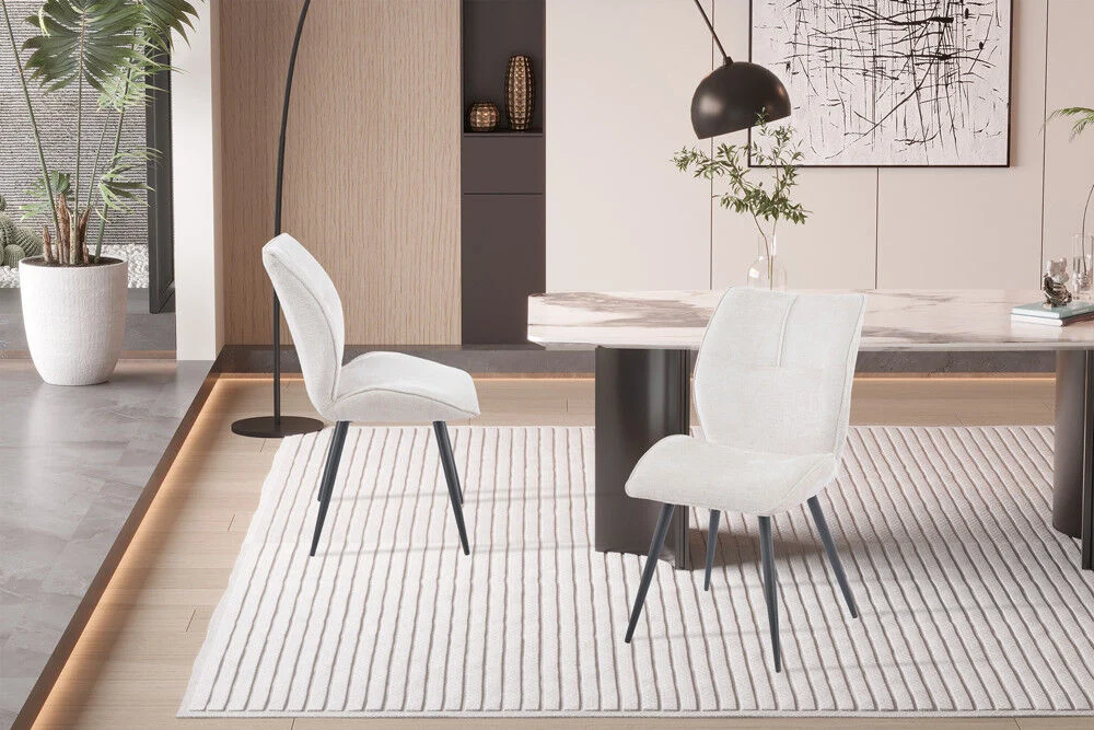 Eetkamerstoel Faye Ecru Stof: Twee stoffen eetkamerstoelen op een gestreept vloerkleed.