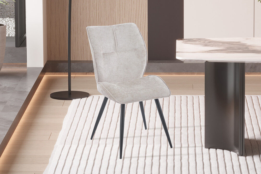 Eetkamerstoel Faye Zand Stof | Nieuwe Sfeer: Stoffen eetkamerstoel in zandkleur met zwarte poten.