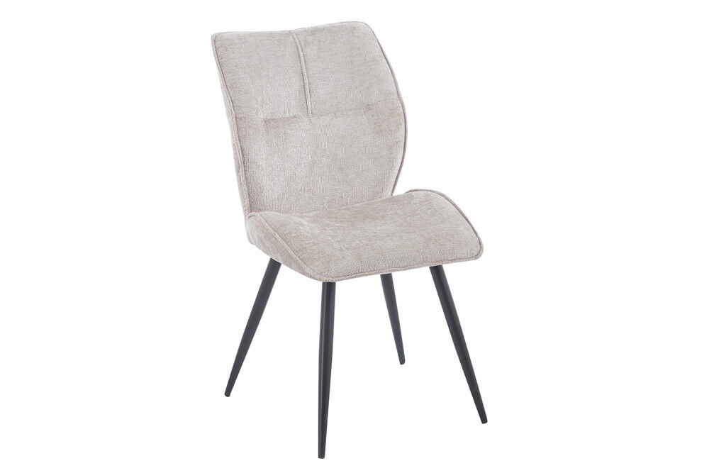 Eetkamerstoel Faye Zand Stof: gestoffeerde stoel met zwarte poten.