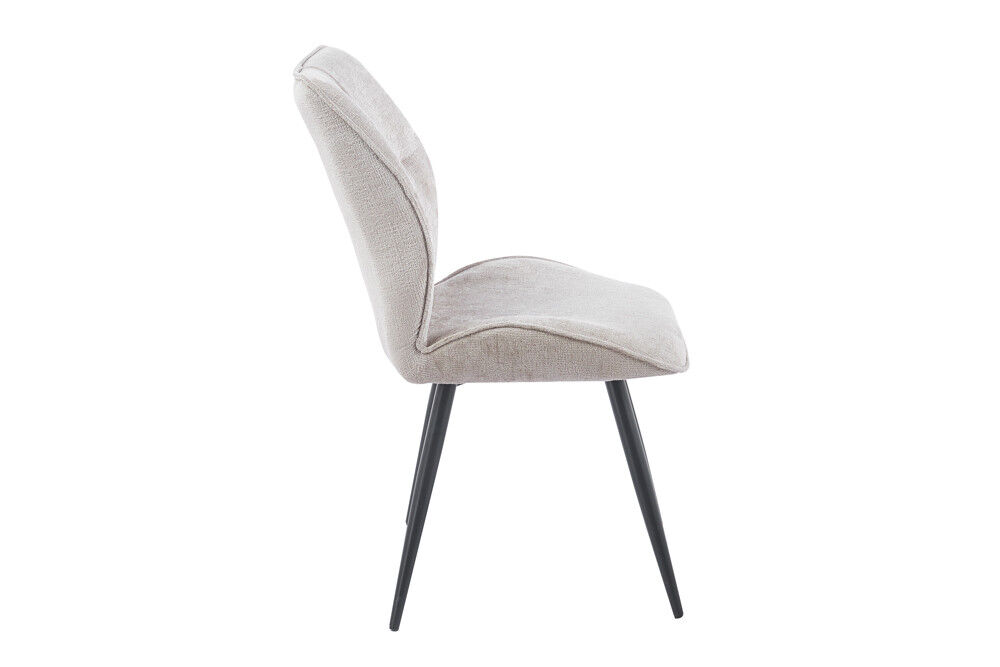 Eetkamerstoel Faye Zand Stof: stoffen stoel met zwart metalen poten van Nieuwe Sfeer.