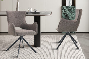 Eetkamerstoel Billy Zand Draaibaar: Bruine draaistoel met textuur en zwart metalen poten.