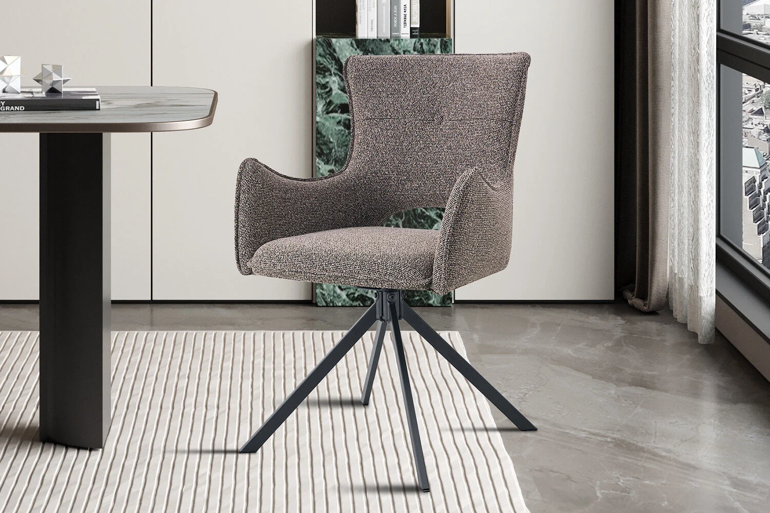 Eetkamerstoel Billy Zand Draaibaar: Bruine draaistoel met modern design voor een nieuwe sfeer.