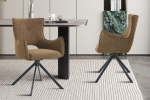 Eetkamerstoel Billy Roest Draaibaar: Bruine, gestoffeerde eetkamerstoel met zwart metalen draaivoet.