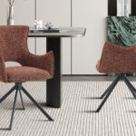 Eetkamerstoel Billy Rood Stof Draaibaar: Rode stoffen draaistoel met modern design en zwart metalen onderstel