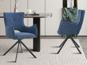 Eetkamerstoel Billy Blauw Draaibaar: Blauwe gestoffeerde stoel met zwarte draaivoet aan een moderne eettafel.