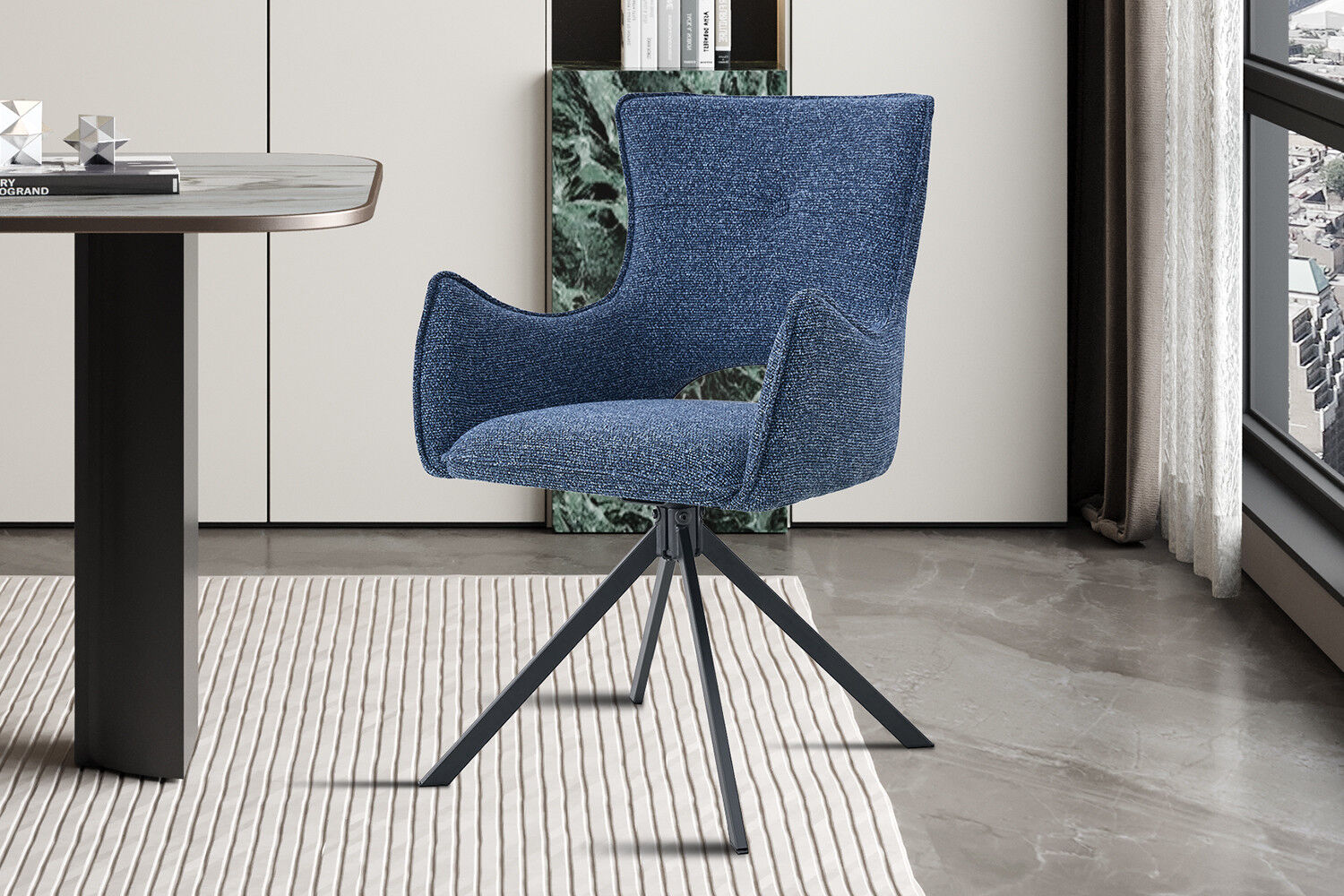 Eetkamerstoel Billy Blauw Draaibaar | Nieuwe Sfeer: Blauwe draaibare eetkamerstoel met armleuningen.