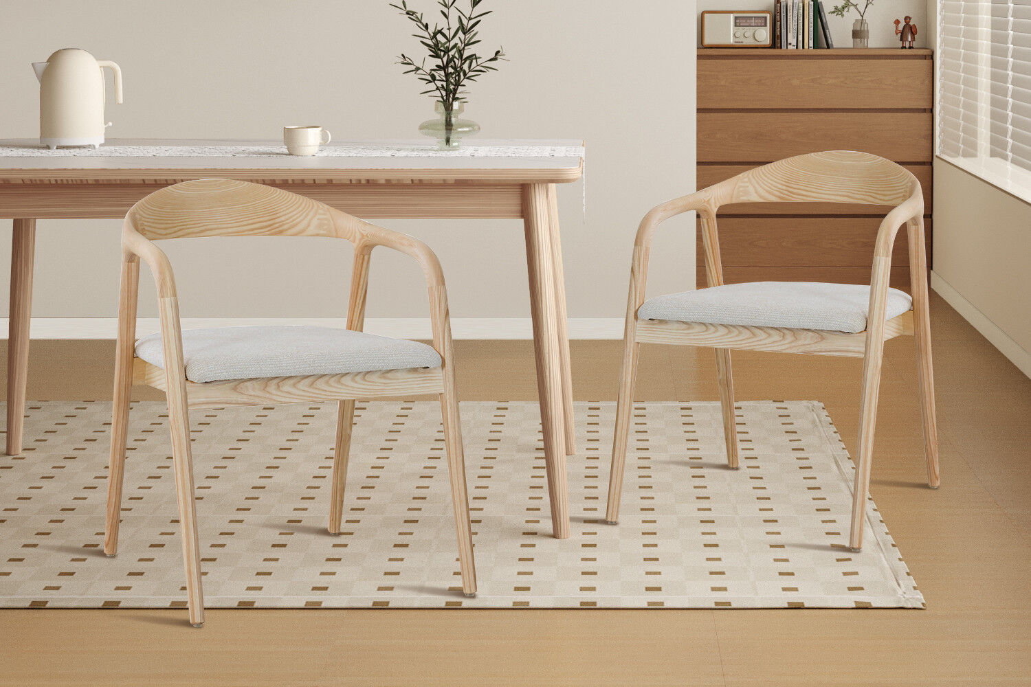 Eetkamerstoel Claire Essenhout Naturel Beige: Twee houten stoelen met beige kussens bij een tafel.