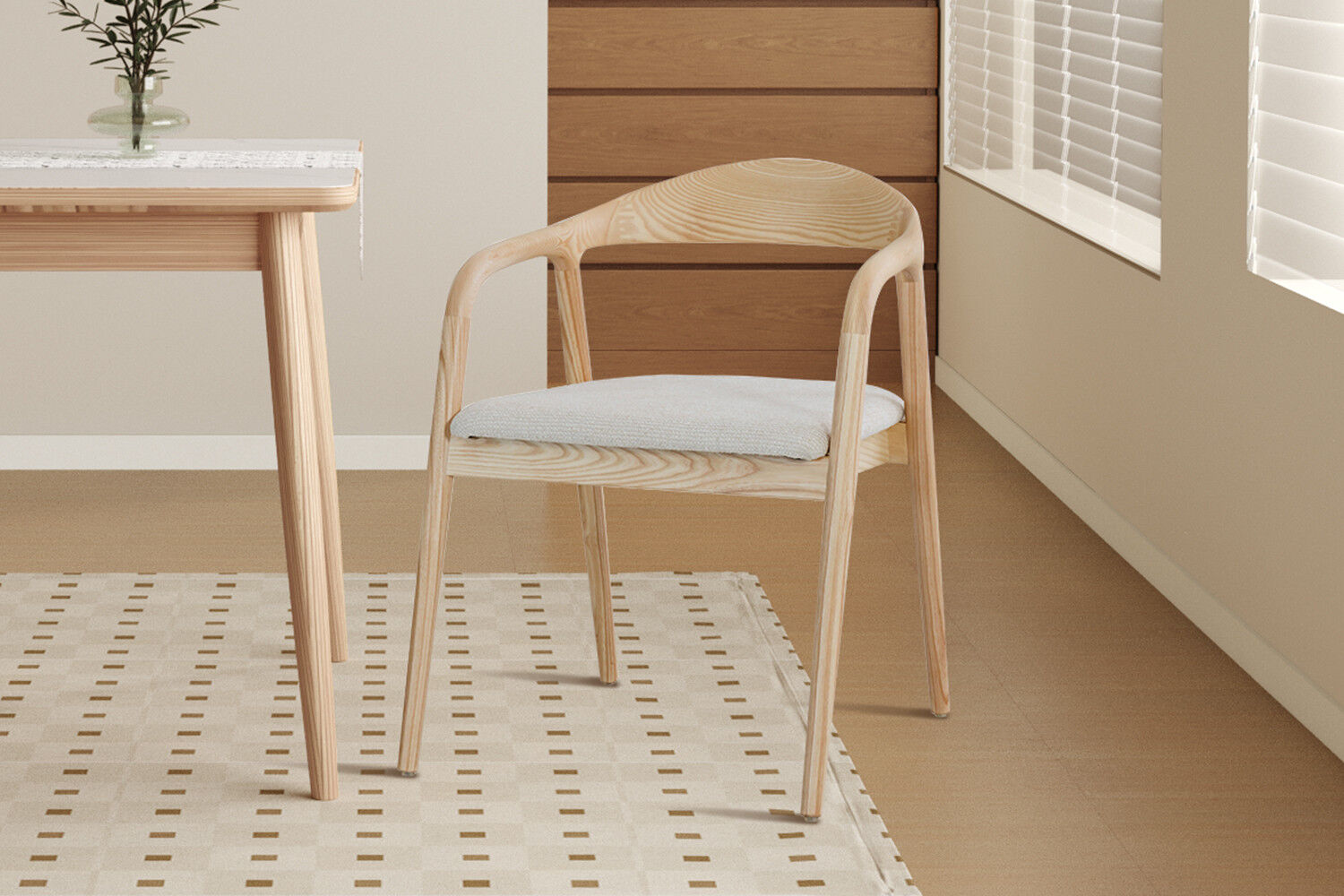 Eetkamerstoel Claire Essenhout Naturel Beige | Nieuwe Sfeer: Houten stoel met een lichtgrijze zitting.