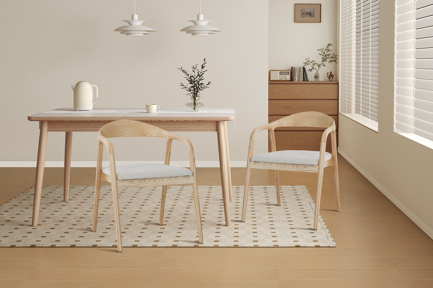 Eetkamerstoel Claire Essenhout Naturel Beige: Houten stoel met beige kussen in een lichte eetkamer.