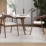 Eetkamerstoel Claire Essenhout Walnoot Beige van Nieuwe Sfeer in een stijlvolle eetkameropstelling.