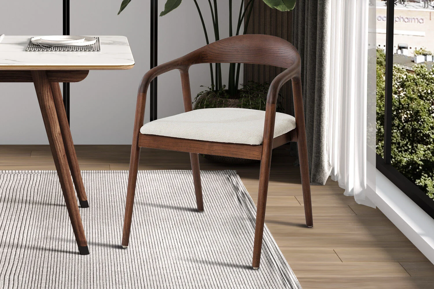 Eetkamerstoel Claire Essenhout Walnoot Beige van Nieuwe Sfeer: houten frame met beige kussen.