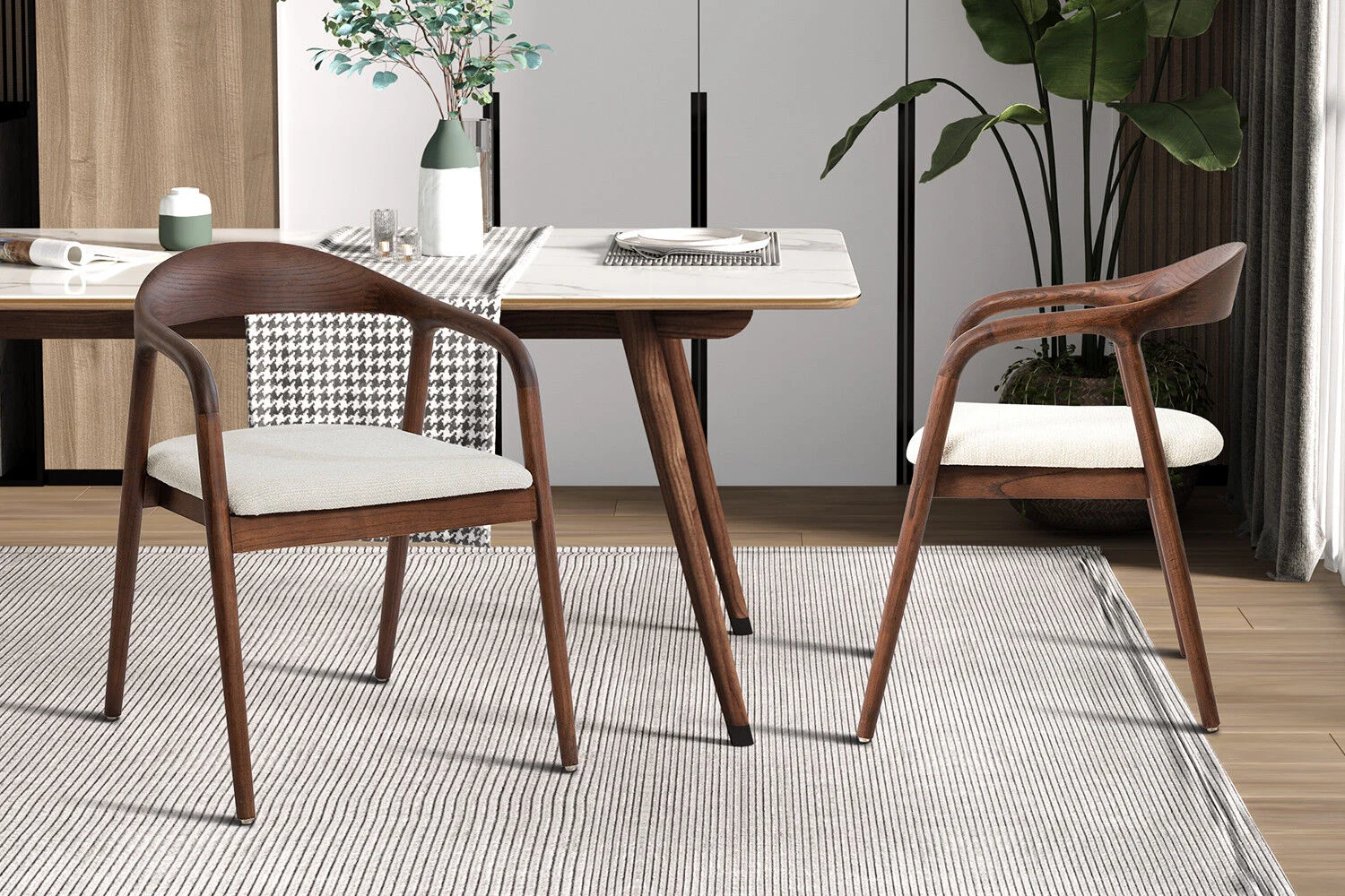 Eetkamerstoel Claire Essenhout Walnoot Beige van Nieuwe Sfeer: Houten stoel met beige zitting aan een eettafel.