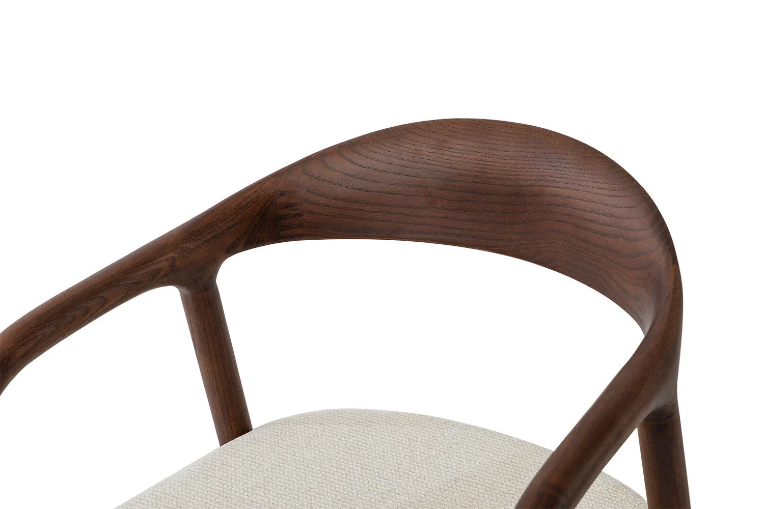 Eetkamerstoel Claire Essenhout Walnoot Beige: Houten stoel met beige zitting.