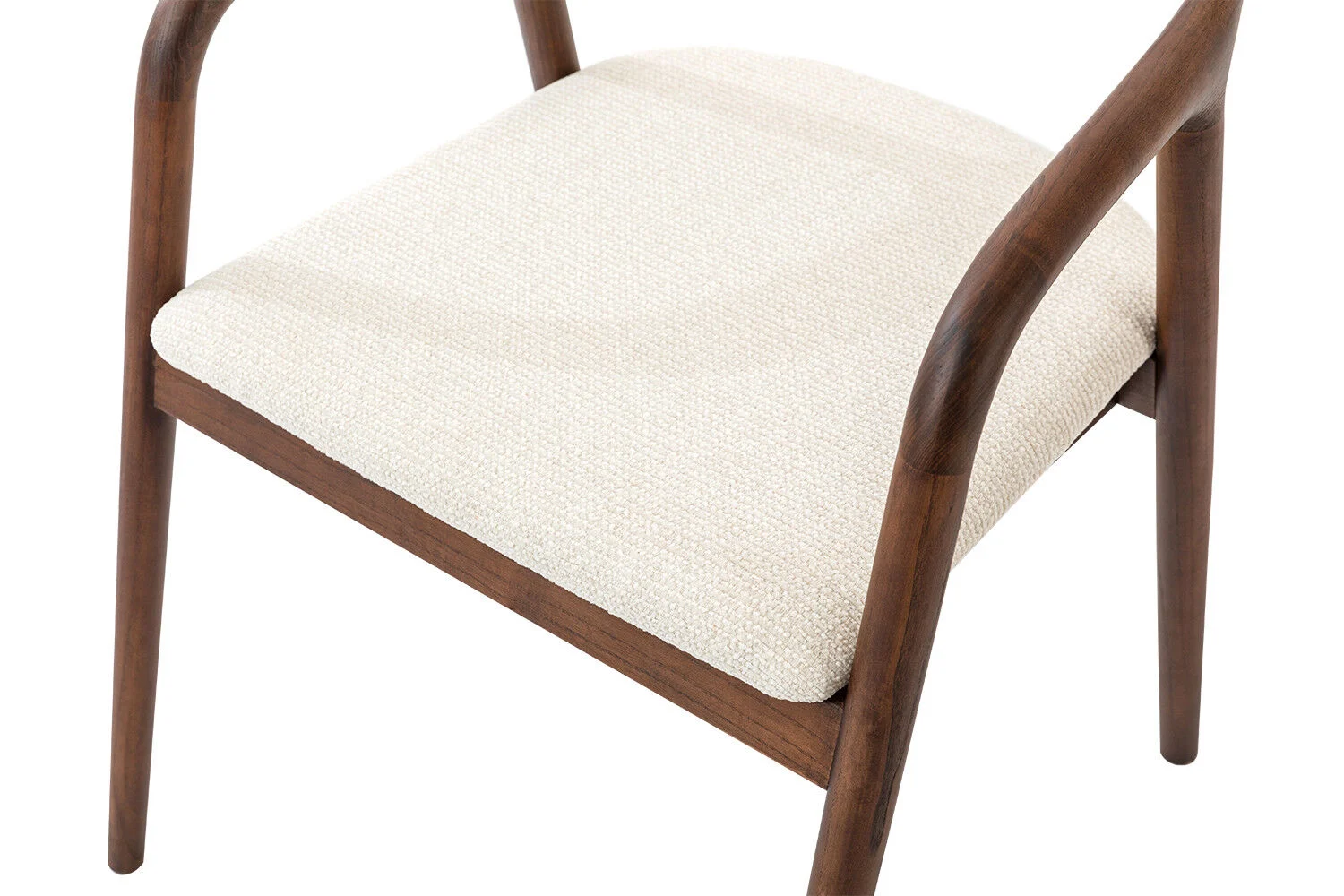 Eetkamerstoel Claire Essenhout Walnoot Beige: Close-up van de stoel met houten frame en beige zitting.