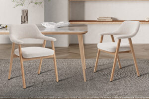 Eetkamerstoel Coralie Massief Eiken Beige | Nieuwe Sfeer: Beige stoffen eetkamerstoel met massief eiken frame.