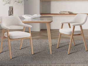 Eetkamerstoel Coralie Massief Eiken Beige | Nieuwe Sfeer: Beige stoffen eetkamerstoel met massief eiken frame.