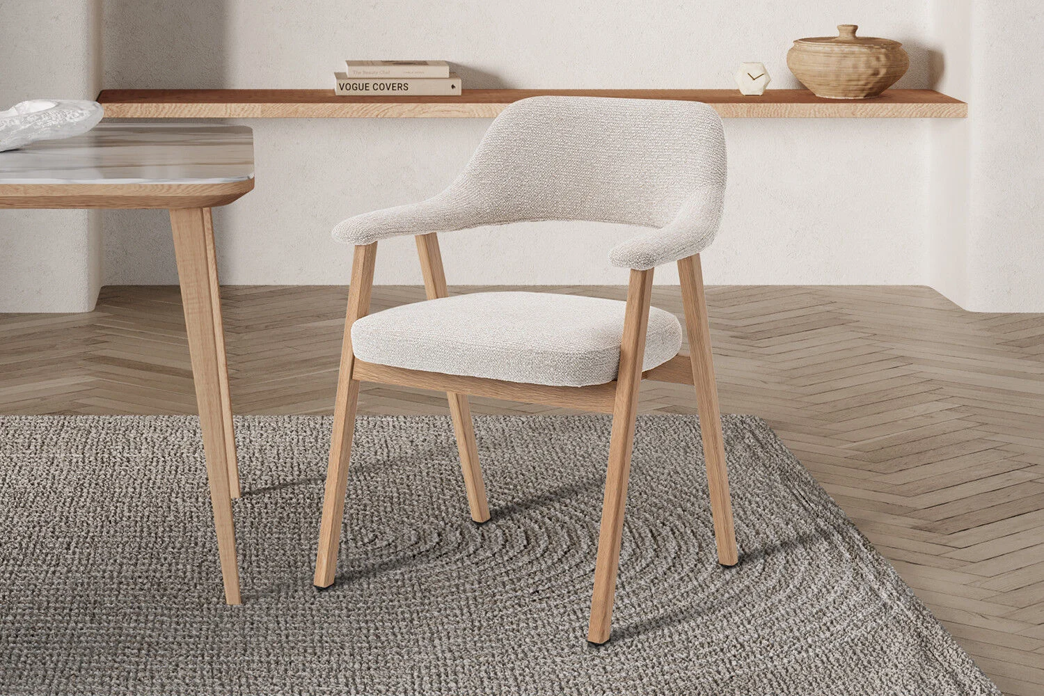 Eetkamerstoel Coralie Massief Eiken Beige | Nieuwe Sfeer: beige gestoffeerde stoel met massief eiken frame.