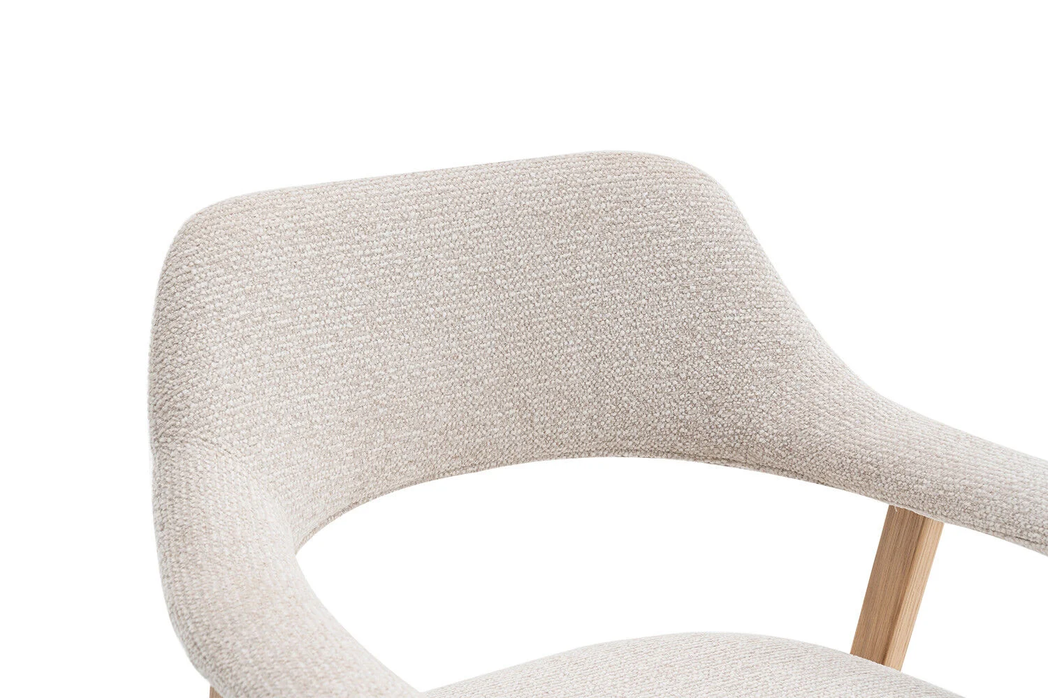 Eetkamerstoel Coralie Massief Eiken Beige, detailopname van de beige stoffen bekleding en het massief eiken frame.