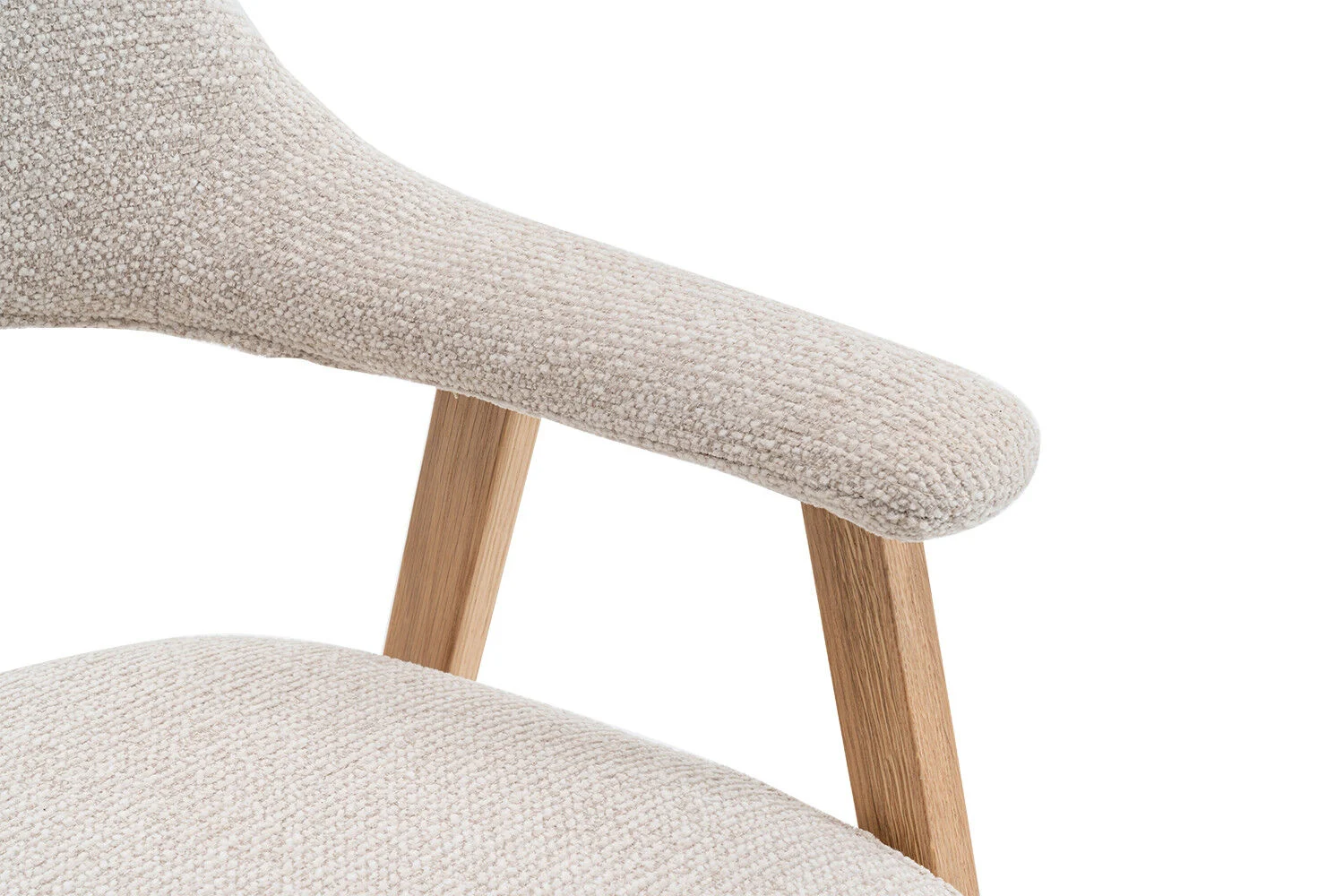 Eetkamerstoel Coralie Massief Eiken Beige: detailopname van de beige stoffering en massief eiken armleuningen