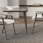 Eetkamerstoel Coralie Gerookt Eiken Zand van Nieuwe Sfeer: stijlvolle eetkamerstoel met zandkleurige bekleding en gerookt eiken frame.