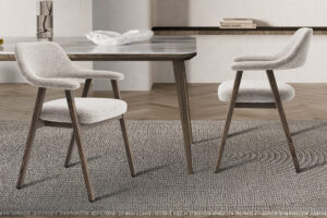 Eetkamerstoel Coralie Gerookt Eiken Zand van Nieuwe Sfeer: stijlvolle eetkamerstoel met zandkleurige bekleding en gerookt eiken frame.