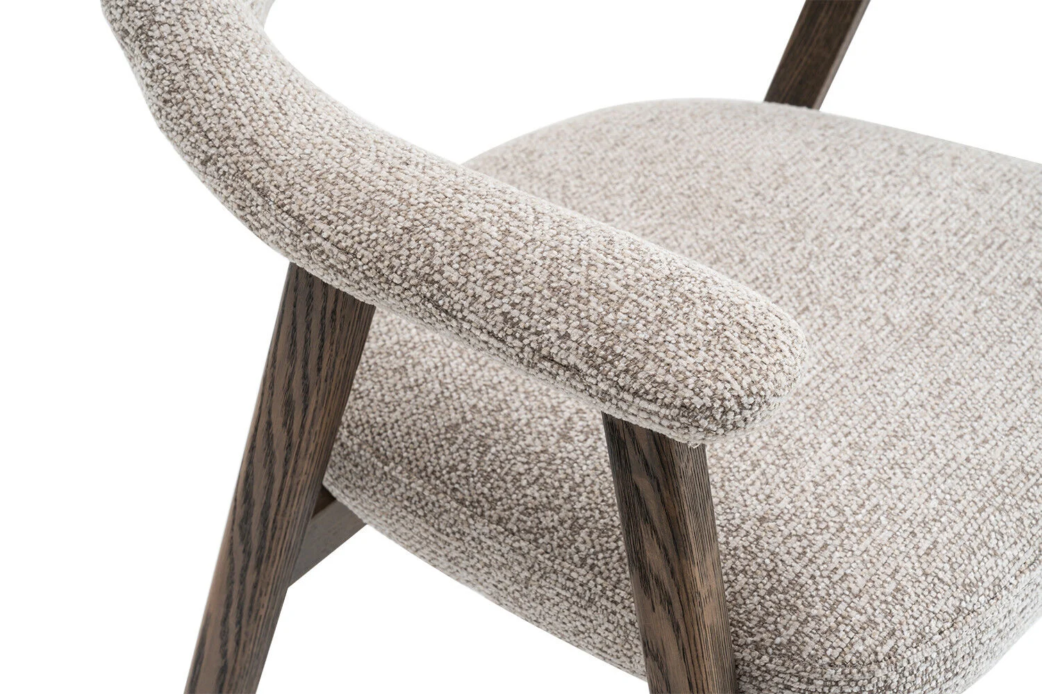 Eetkamerstoel Coralie Gerookt Eiken Zand: beige stoffen eetkamerstoel met donker eiken frame