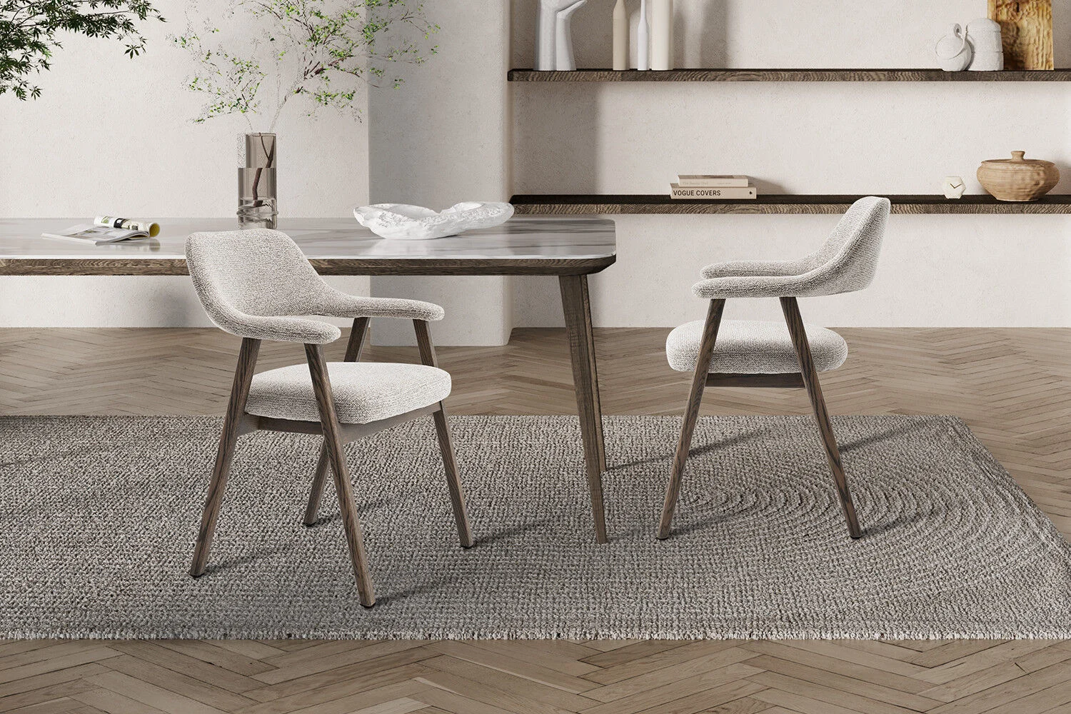 Eetkamerstoel Coralie Gerookt Eiken Zand | Nieuwe Sfeer: Stijlvolle stoelen met houten frame en zandkleurige bekleding op een grijze vloerkleed.