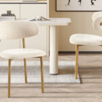 Eetkamerstoel Coco Naturel Metaal Beige: moderne eetkamerstoel met beige stoffen bekleding en houten poten.