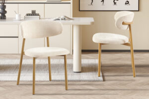 Eetkamerstoel Coco Naturel Metaal Beige: moderne eetkamerstoel met beige stoffen bekleding en houten poten.