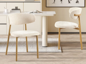 Eetkamerstoel Coco Naturel Metaal Beige: moderne eetkamerstoel met beige stoffen bekleding en houten poten.