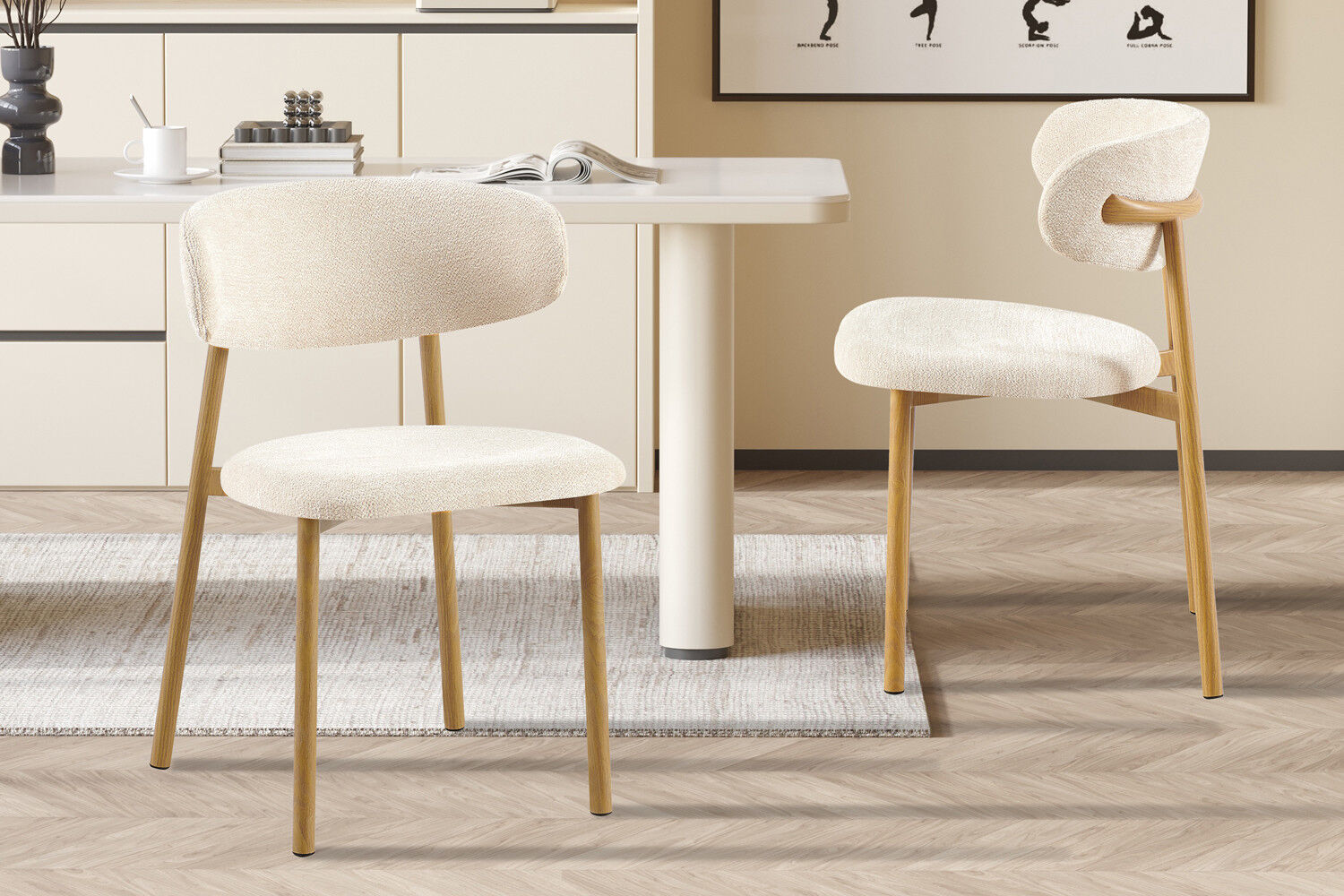 Eetkamerstoel Coco Naturel Metaal Beige: moderne eetkamerstoel met beige stoffen bekleding en houten poten.