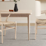 Eetkamerstoel Bart Iepenhout Gevlochten Zitting: Iepen houten stoel met gevlochten zitting bij een houten tafel.