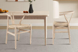 Eetkamerstoel Bart Iepenhout Gevlochten Zitting: Iepen houten stoel met gevlochten zitting bij een houten tafel.