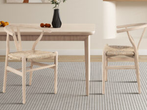 Eetkamerstoel Bart Iepenhout Gevlochten Zitting: Iepen houten stoel met gevlochten zitting bij een houten tafel.