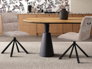 Stoel Jack Draaibaar Zand Stof van Nieuwe Sfeer: draaibare zandkleurige stoel aan een houten tafel.