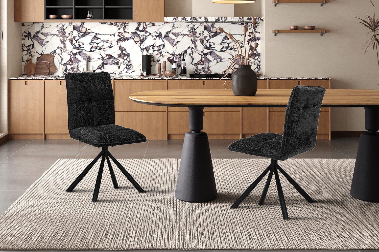 Stoel Jack Draaibaar Donkergrijs Stof van Nieuwe Sfeer: Twee donkergrijze draaistoelen in een keuken.