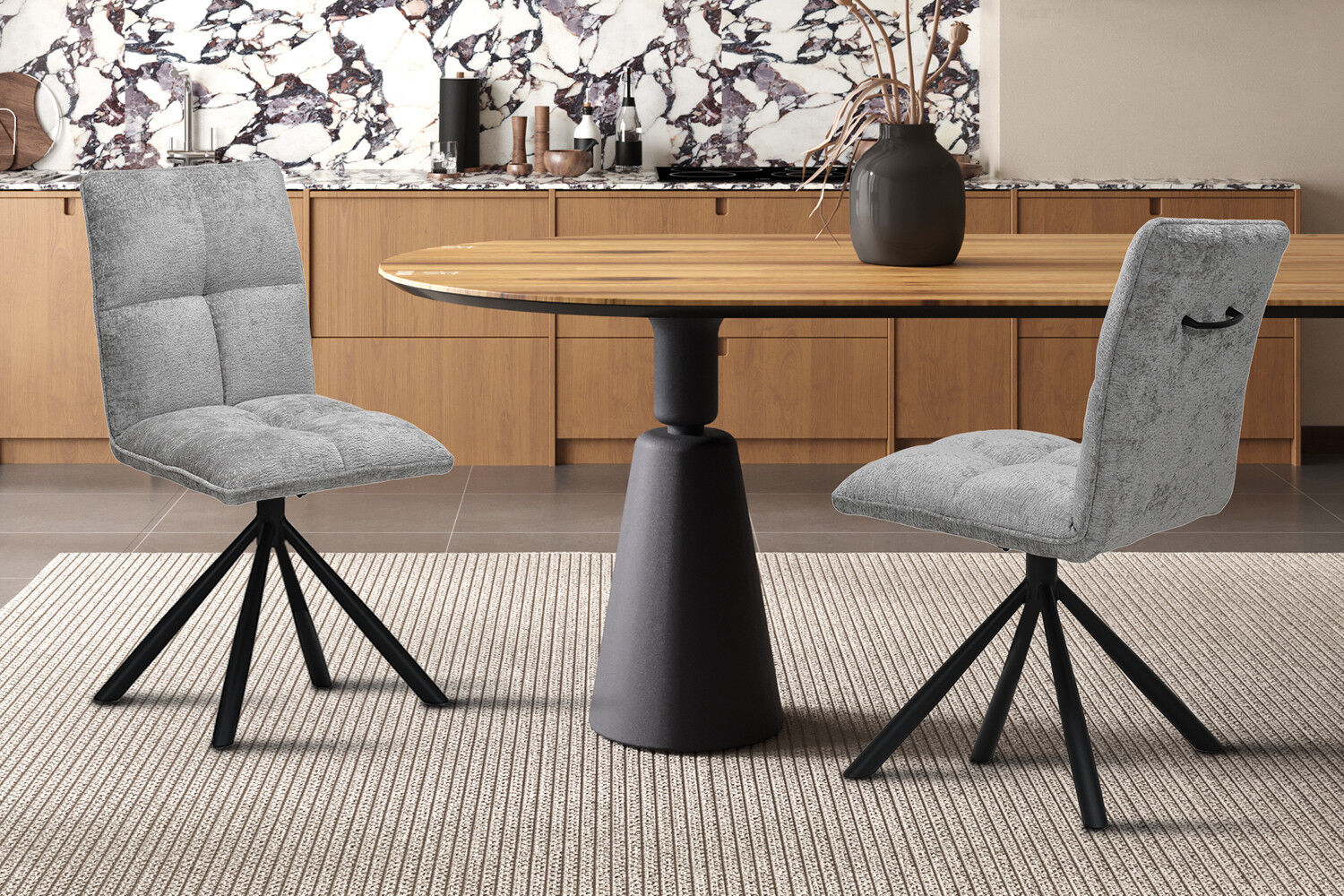 Stoel Jack Draaibaar Lichtgrijs Stof: Lichtgrijze draaistoel van Nieuwe Sfeer bij een houten tafel.