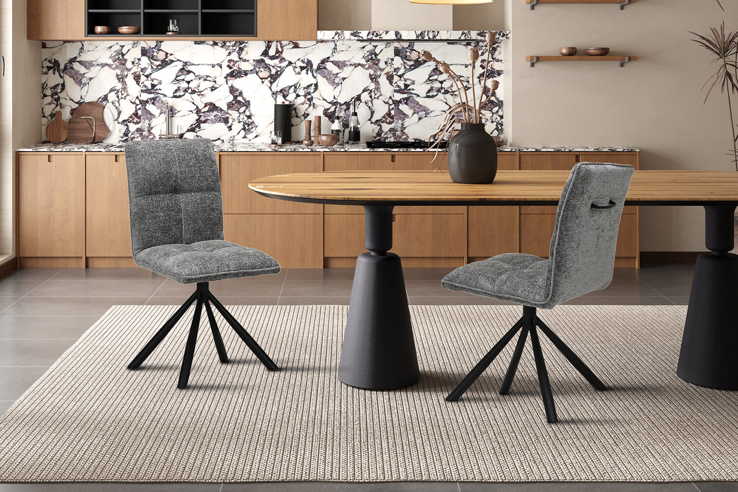 Stoel Jack Draaibaar Grijs Stof van Nieuwe Sfeer: grijze draaistoel in een eetkamer.