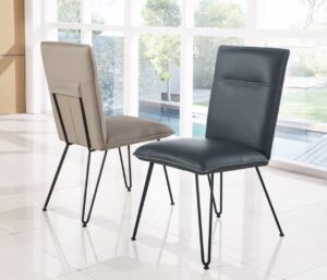 Demi Eetkamerstoel Kobaltblauw Set van 2 van Nieuwe Sfeer: Blauwe en beige eetkamerstoelen met zwart metalen poten.
