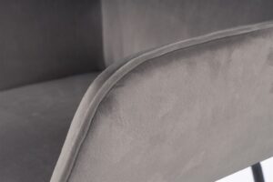 Stoel Eliot 100 Grijs detail: zachte grijze velvet armleuning.