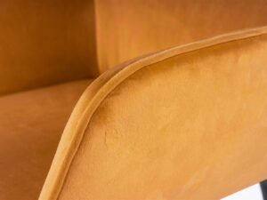 Stoel Eliot 100 Zand: Detailopname van de mosterdgele velvet armleuning.