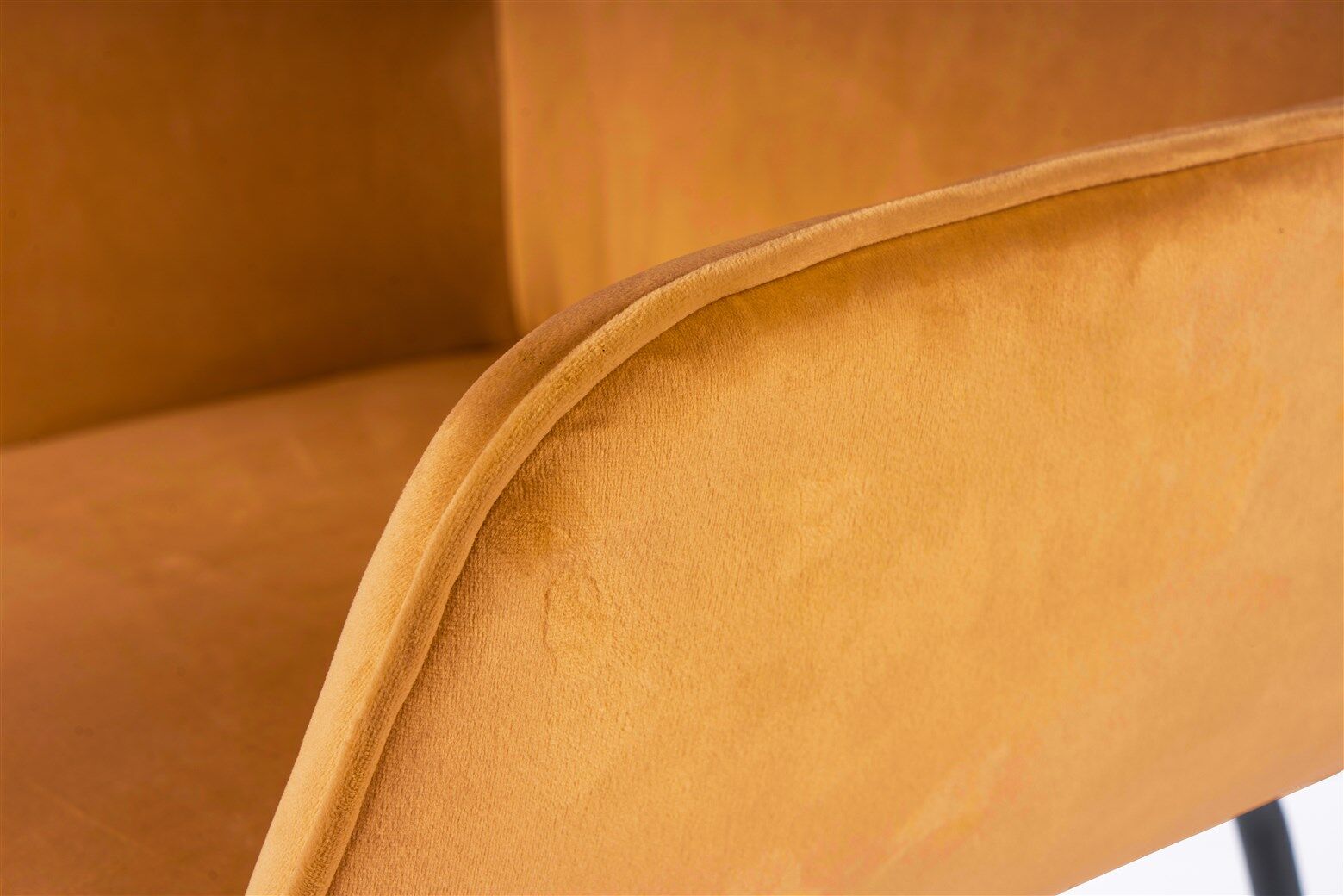 Stoel Eliot 100 Zand: Detailopname van de mosterdgele velvet armleuning.